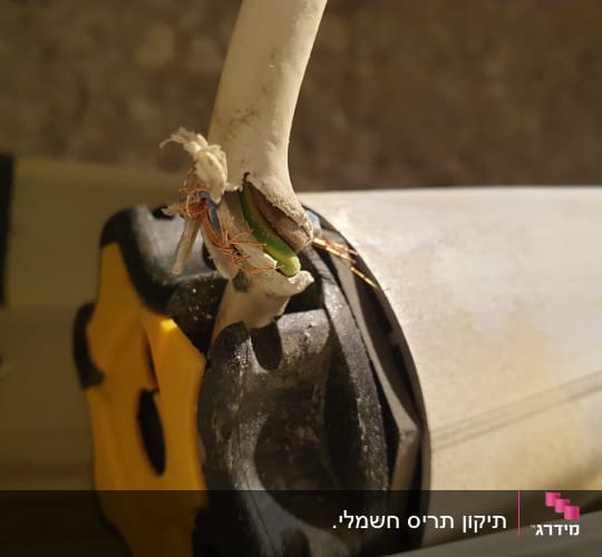 כבל חשמלי פגום ליד מנוע תריס